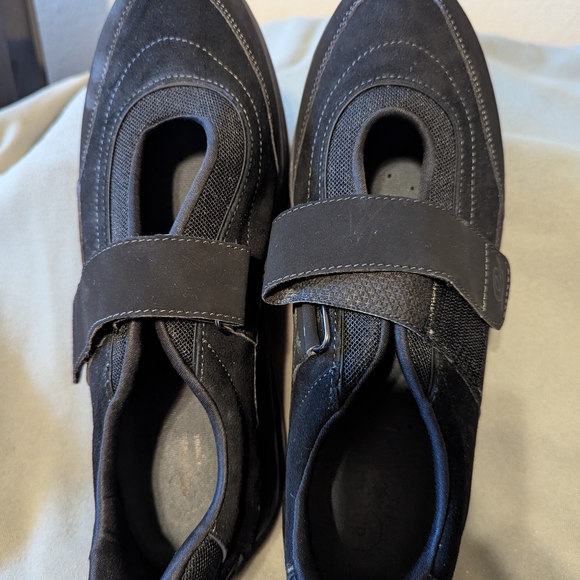 Easy Spirit Black Slip-On Athletic Shoes - Picture 1 of 3